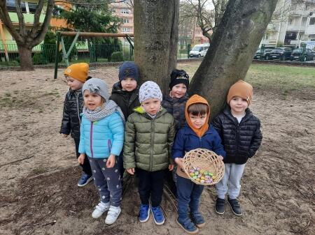 Poszukiwanie jajek w ogrodzie