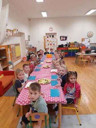 Pyszne witaminki- robimy sałatkę owocową -grupa Jacka i Agatki