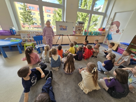 ''Dziecko w roli nauczyciela - uczymy się od siebie'' - Zuzia małym nauczycielem...