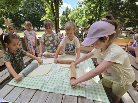 Przedszkolaki robią Pizzę